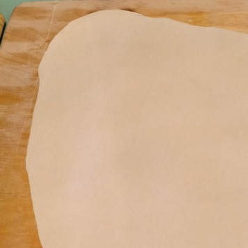 1. Этап. Вареники с мясом и картофелем: Тесто раскатать толщиной около 1,5мм.