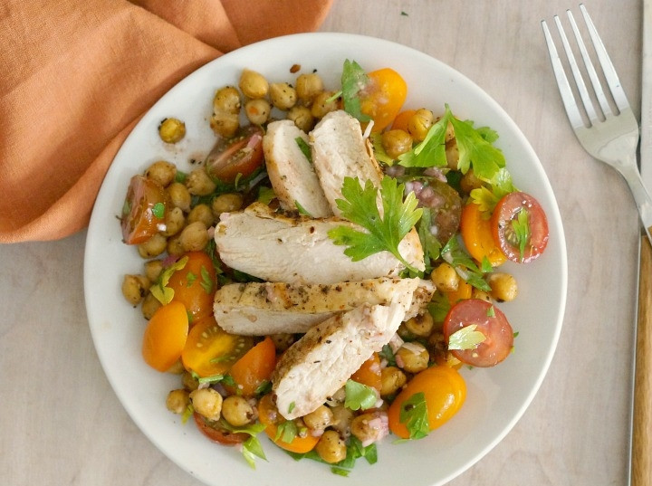 1. Этап. Салат с курицей и запеченным нутом: 7. Соедините все в большом салатнике или подавайте салат с курицей и запеченным нутом порционно. Приятного аппетита!