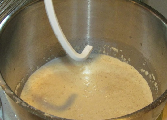 1. Этап. Тостовый хлеб: 1. В теплой воде растворите дрожжи и сахар. Оставьте на 10 минут.