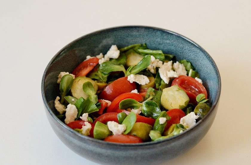 1. Этап. Салат с брюссельской капустой и помидорами: Перед подачей раскрошите в салат кусочки сыра Феты.