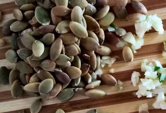 1. Этап. Салат с тыквенными семечками: 3. Очищаем тыквенные семечки, измельчаем чеснок.