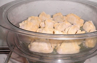 1. Этап. Манты в пароварке: 4. В пароварке смазываем формы маслом, выкладываем манты, и на пару держим 20-30 минут.