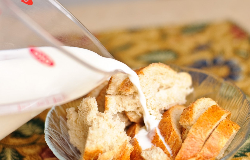 1. Этап. Куриные котлеты с плавленым сыром: 1. Ломтики хлеба заливаем теплым молоком и оставляем набухнуть.