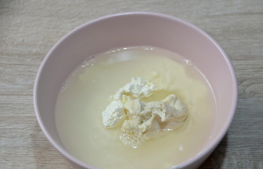 1. Этап. Чиабатта из цельнозерновой муки: Добавьте в воду муку, закваску и все хорошо перемешайте, накройте пищевой пленкой и оставьте для брожения при комнатной температуре на 8-10 часов.