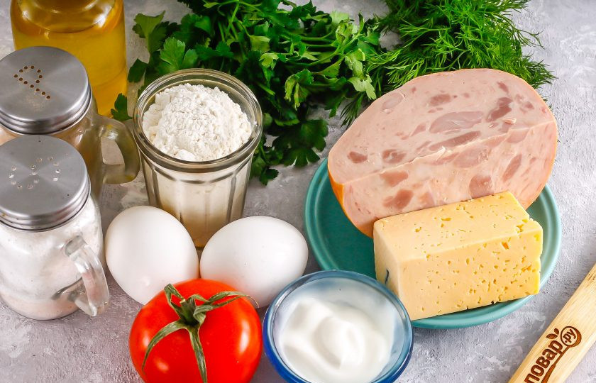 1. Этап. Блинный торт с ветчиной и сыром: Подготовьте указанные ингредиенты. Блины можно сделать как на воде, так и на молоке или кефире, по вашему желанию.