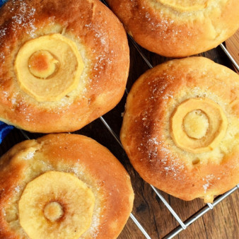 Булочки с яблоками, грушей и пряностями