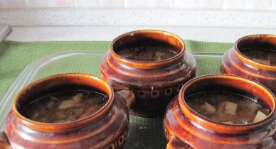 1. Этап. Щи суточные: Щи разливаем по керамическим горшочкам.