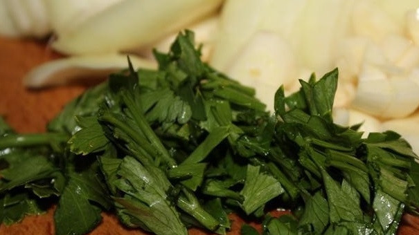 1. Этап. Жаркое из дикой утки: 5. Помойте петрушку и мелко нарежьте вместе со стеблем.