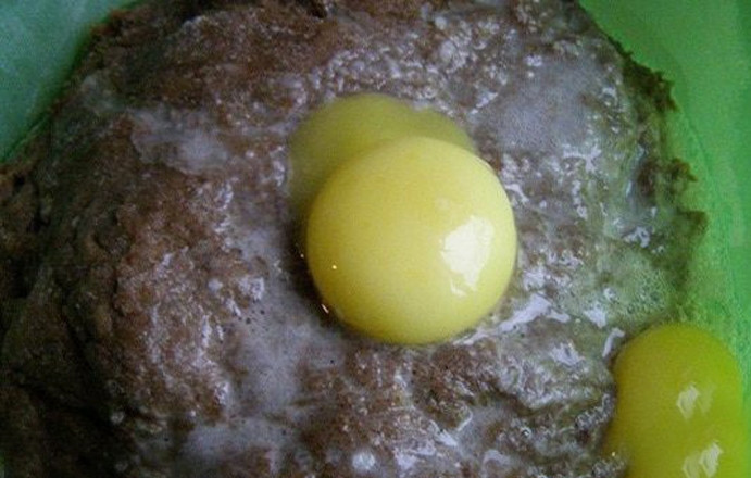 1. Этап. Коврижка 80-х годов: Добавьте в тесто желтки и к ним добавьте разведенный разрыхлитель, смешайте тесто.