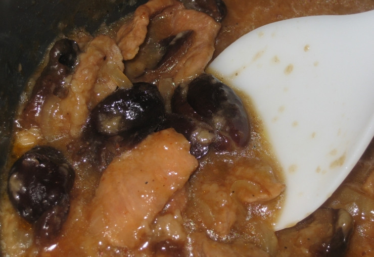 1. Этап. Гуляш из телятины в мультиварке: Когда блюдо будет готово, мультиварка подаст звуковой сигнал, поэтому раскладываем ароматный гуляш по тарелкам и подаем его к столу. Приятного всем аппетита!