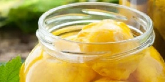 1. Этап. Патиссоны, маринованные с перцем: В кипящую воду добавьте все ингредиенты для рассола, варите 2-3 минуты, после чего влейте маринад в банку. Добавьте зелень, чеснок, уксус и масло, банку закатайте и переверните до полного остывания. После, храните в холодильнике.