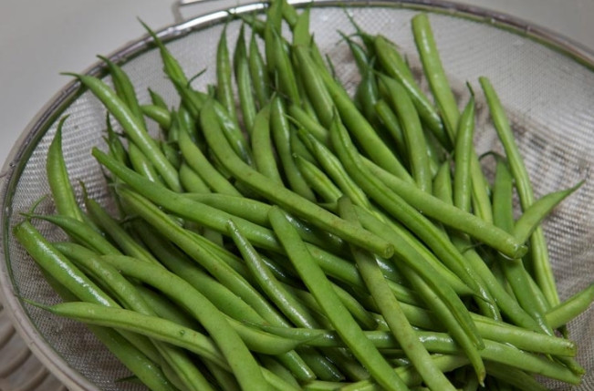 1. Этап. Зеленая фасоль с яйцом: 1. Выложите фасоль в дуршлаг, отрежьте края с двух сторон и вымойте ее.