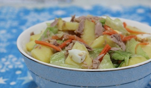 1. Этап. Салат с тунцом и горячей заправкой: Выложить салат в салатник.