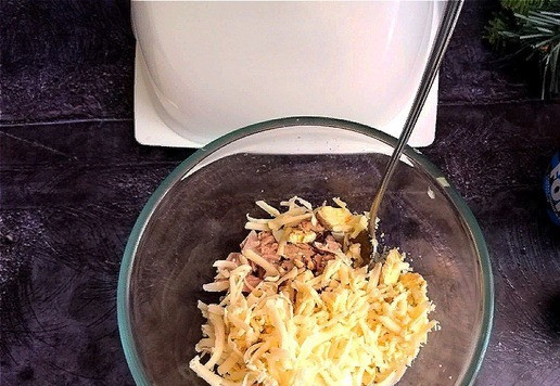 1. Этап. Кабачковая запеканка с тунцом: Ложкой-шумовкой, давая жидкости стечь, отправила кусочки тунца в миску, где буду делать начинку. Туда отправляем яйцо порезанное и натираем сыр твёрдый, всё смешиваем с кусочками тунца. Начинка готова. Я не солю.