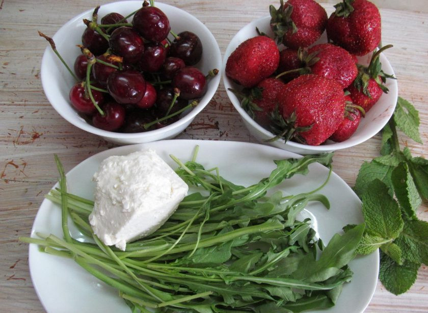 1. Этап. Салат из клубники и черешни: Для приготовления салата нужно подготовить продукты.