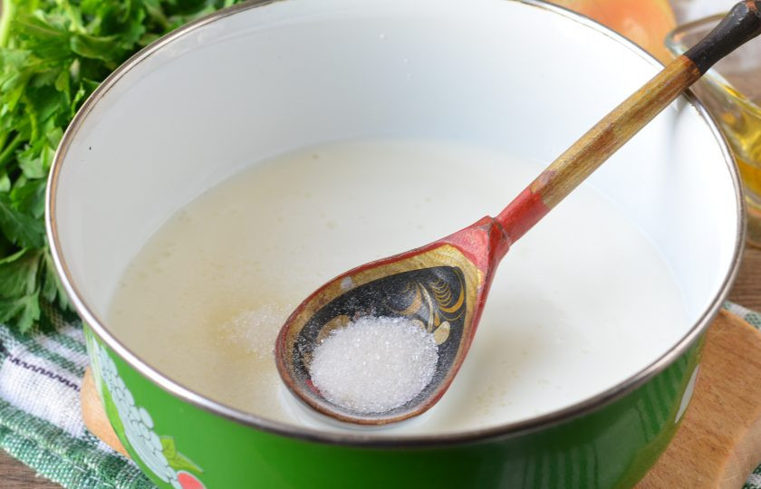 1. Этап. Пирожки с картошкой по бабушкиному рецепту: Всыпьте сахар и соль в простоквашу, размешайте.