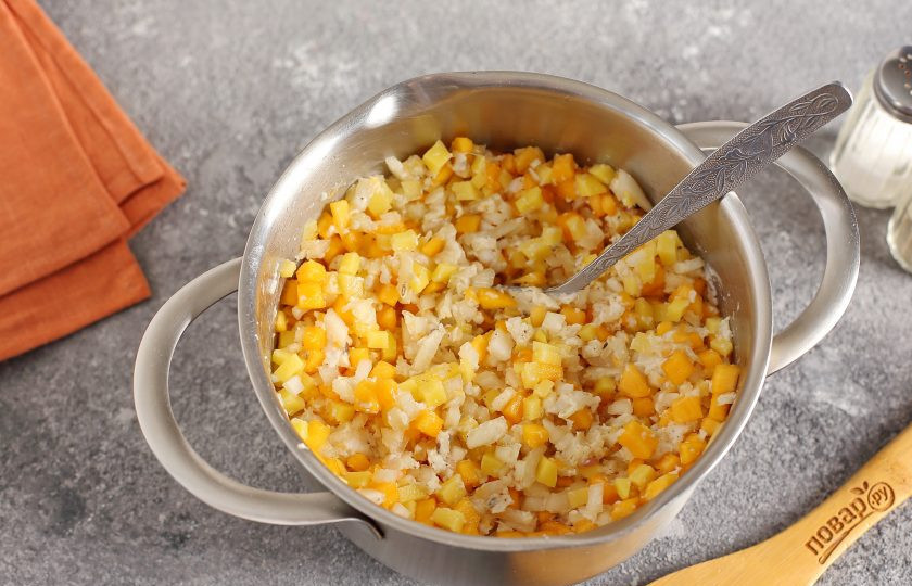 1. Этап. Рулет с тыквой на пару: Добавьте перекрученное на мясорубке сало, можно нарезать его небольшими кубиками. Затем тщательно все перемешайте. Начинка готова.