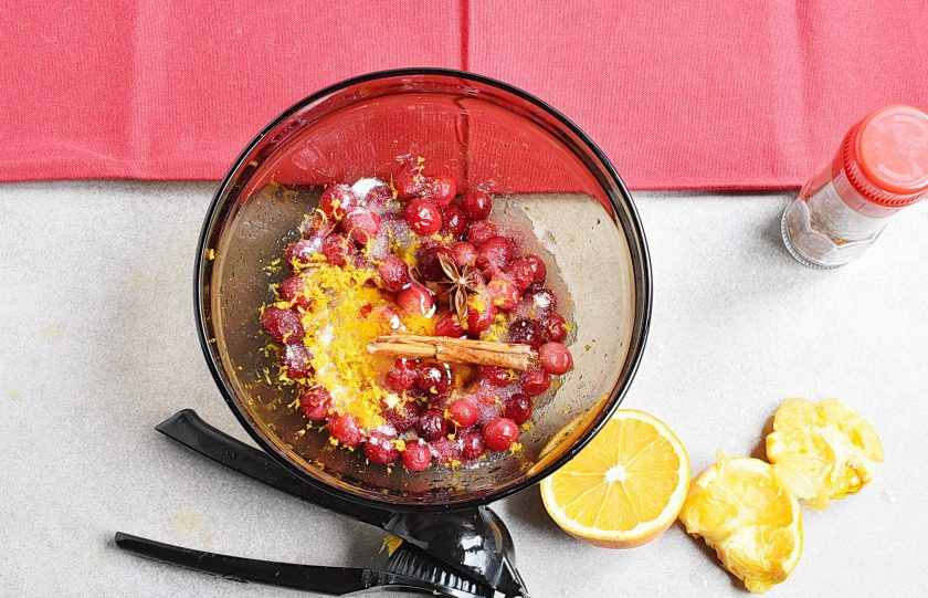 1. Этап. Клюквенный соус к мясу: Выжмите сок из апельсина и добавьте в миску. Налейте полстакана воды.