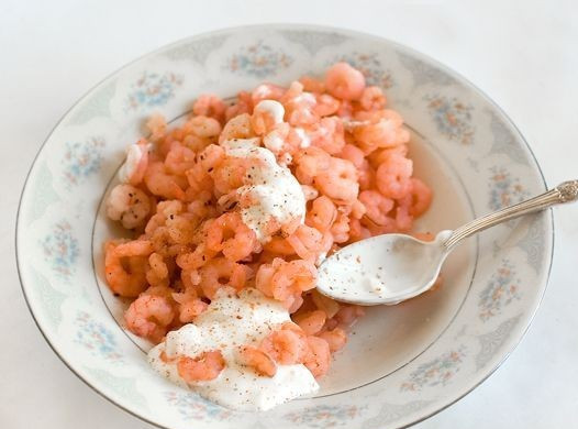 1. Этап. Креветки с ананасом и сыром: Если у вас крупные креветки - можно их разрезать. Добавляем к креветкам сметану и специи, перемешиваем.