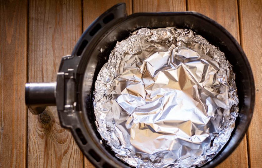 1. Этап. Антрекот в аэрогриле: Сформированную форму из фольги с антрекотом поместите в чашу аэрогриля на нижнюю решетку. При температуре в 200 градусов готовьте антрекот в аэрогриле в течение 25-35 минут, затем достаньте чашу из аэрогриля, снимите верхний слой фольги и отправьте в аэрогриль снова запекаться еще 15 минут.