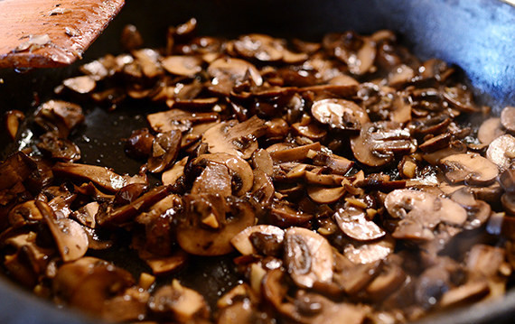 1. Этап. Слоеная пицца с грибами: Грибы пожарить на сливочном масле.