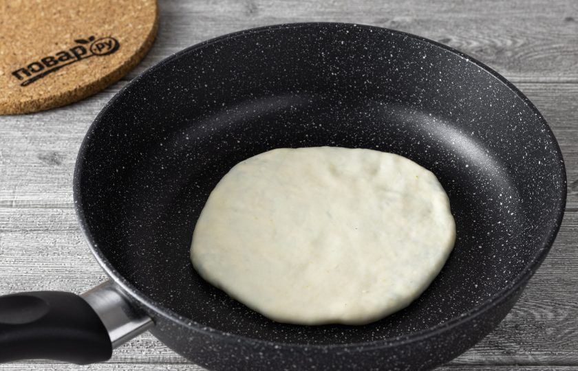 1. Этап. Лепешки с брокколи: Выпекайте лепешки в сковороде по 2-3 минуты с каждой стороны на среднем огне. Готовые лепешки можно смазать маслом.