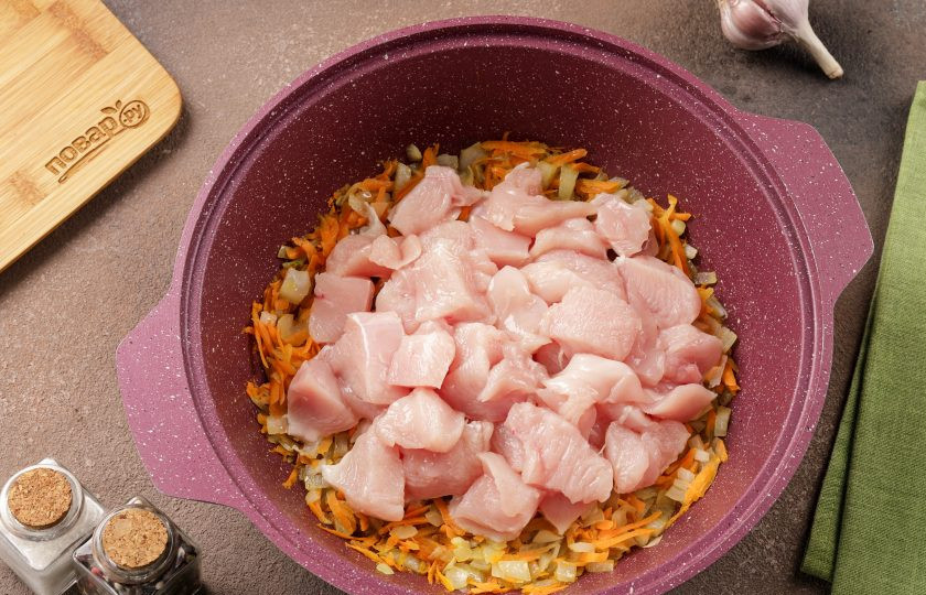 1. Этап. Курица с картофелем и морковью: Обжарьте овощи до мягкости и добавьте нарезанную кусочками грудку.