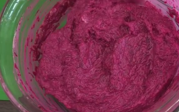 1. Этап. Салат из свеклы (просто, но вкусно): 3. Добавьте столовую ложку майонеза, перемешайте. Накройте крышкой или затяните пищевой пленкой и уберите салат на 2 часа в холодильник.