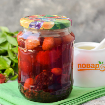 Компот из ежевики и клубники на зиму