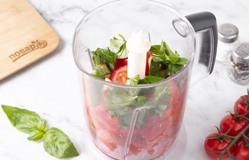 1. Этап. Пюре из помидоров замороженное: Переложите в чашу блендера помидоры, базилик и чеснок. Измельчите до однородного пюре. Посолите и поперчите по вкусу.