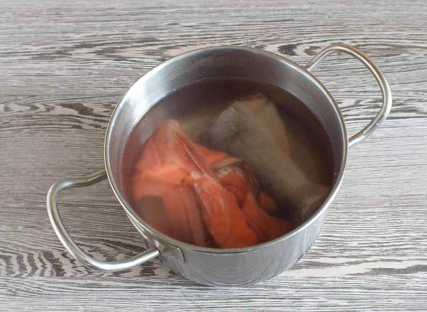 1. Этап. Рыбный суп Калья: Рыбный суповой набор промойте, выложите в кастрюлю и залейте водой. Поставьте на огонь. Варите после закипания 25-30 минут, снимая пену. После бульон процедите, рыбу отделите от косточек.