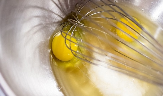 1. Этап. Окономияки: 2. Крахмал запарьте ложкой кипятка. Соедините яйца, бульон, крахмал и перемешивайте до однородности.