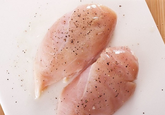 1. Этап. Курица на гриле с овощами и соусом барбекю: 5. Куриное филе вымойте, обсушите бумажной салфеткой, посолите и поперчите по вкусу.