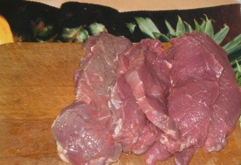 1. Этап. Говядина в майонезе: Говядину промываем под холодной водой, просушиваем. Разрезаем на одинаковые куски. Немного отобьем каждый кусок с двух сторон.