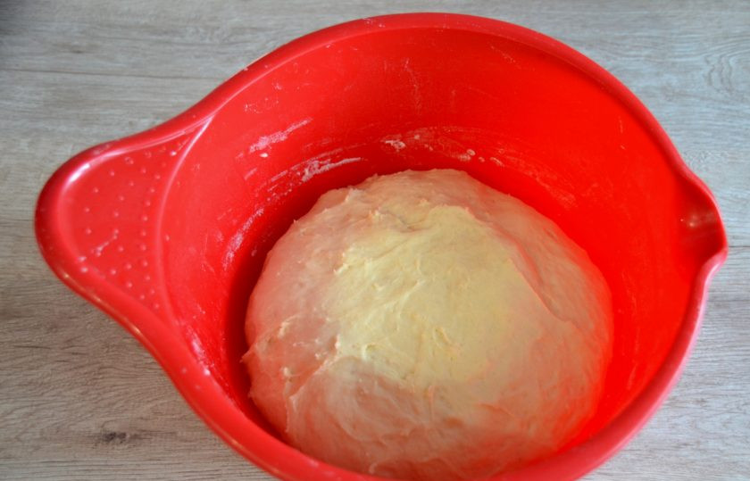 1. Этап. Канадские булочки: Пока тесто подходит, залейте кипятком на 5-10 минут курагу и изюм, промойте, слейте с них воду, просушите, курагу и ядра грецких орехов измельчите. За время брожения тесто должно увеличиться примерно в 2 раза.