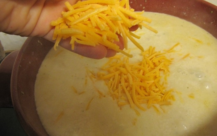 1. Этап. Сырный суп для детей: 7. Сыр натрите на крупной терке, выложите в кастрюлю 120-150 грамм сыра, перемешайте.