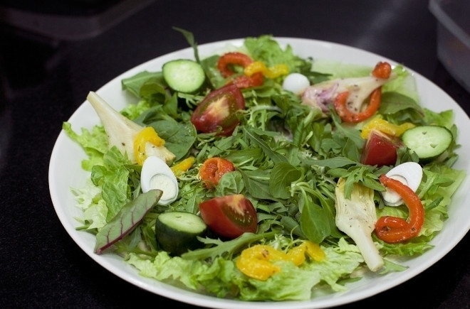 1. Этап. Салат со свежим тунцом: Сверху выложите овощи: помидоры, огурцы, перец и редис.