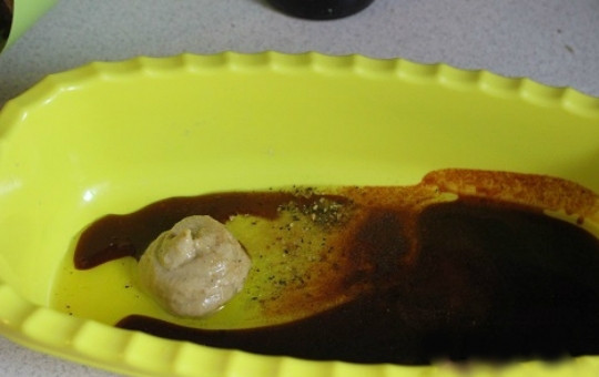 1. Этап. Запеченная корейка на кости: 2. В отдельной миске смешайте горчицу, масло перец черный и красный, добавьте соевый соус. Чеснок мелко порубите и также добавьте в маринад. Очень тщательно перемешайте, чтобы не было комочков.