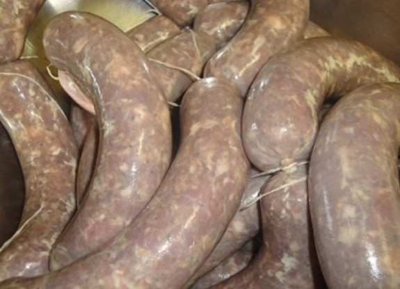 1. Этап. Копченые колбаски: Уложите колбаски в большую кастрюлю. Залейте их водой. Доведите её до 60 градусов, сохраните эту температуру. Готовьте в таком состоянии в течение одного часа.