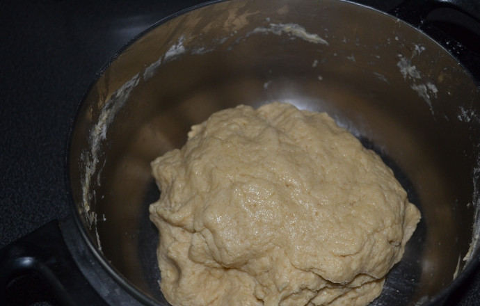 1. Этап. Пирог с курицей в мультиварке: 4. Теперь можно постепенно вводить просеянную муку, замешивая мягкое, эластичное тесто. Когда тесто готово, его нужно завернуть в пакет или пищевую пленку и отправить в холодильник на 1.5-2 часа.