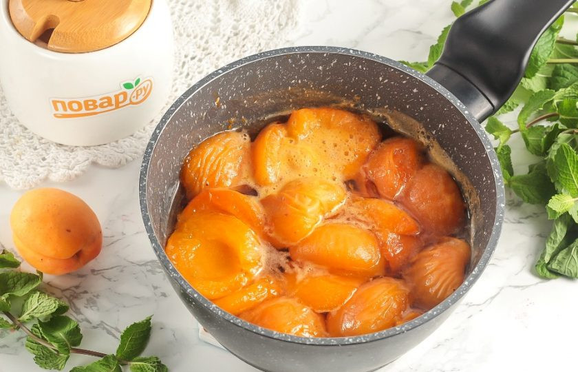 1. Этап. Силт из абрикосов: Протомите варенье еще 2-3 минуты на умеренном нагреве. За это время ошпарьте банку и крышку кипятком или простерилизуйте ее на пару. После выложите варенье в банку и закатайте. Остудите при комнатной температуре и храните в кладовой до зимы.