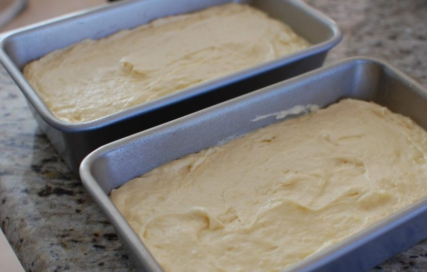 1. Этап. Лимонный кекс с майонезом: 7. Разделите тесто между 2 формами для выпечки, разровняйте.