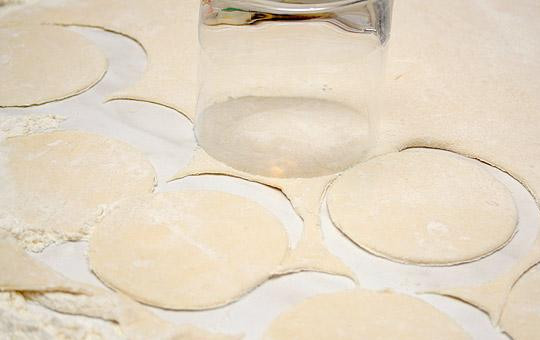 1. Этап. Вареники с капустой: Раскатываем тесто в тонкий пласт, вырезаем из него кружки.