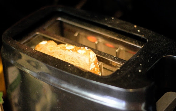 1. Этап. Тост с авокадо и яйцом: 4. В тостере или на сухой сковороде чуть подсушите ломтик хлеба.