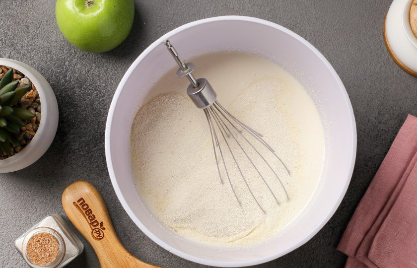 1. Этап. Запеканка с яблоками в мультиварке: Добавьте манную крупу. Перемешайте.