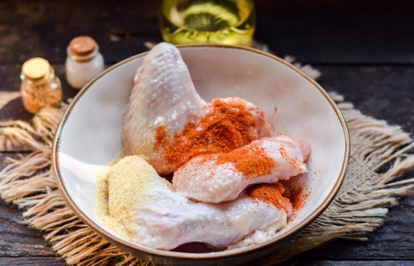 1. Этап. Сладко-острые крылышки: Куриные крылья ополосните и просушите. Добавьте к мясу специи - паприку, сухой чеснок, соль и перец.