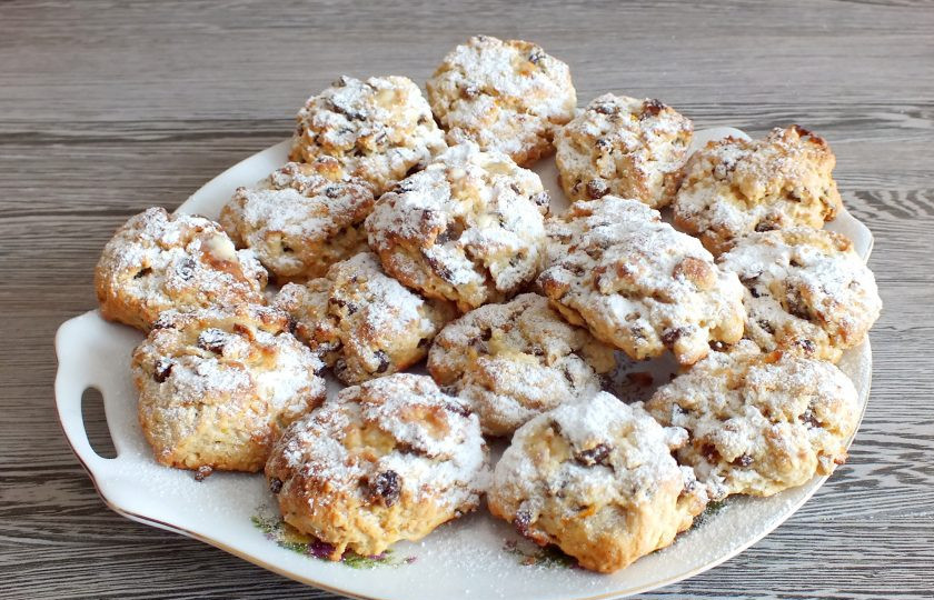 1. Этап. Мини-штоллены: Готовое печенье достаньте из духовки и сразу же присыпьте сахарной пудрой. Перед подачей охладите.