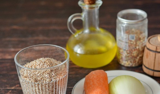 1. Этап. Дроблёная полба с морковью и луком: Подготовьте необходимые продукты. Дроблёную полбу я варю в соотношении 1:2,5 с водой (по объему). Так каша получается умеренно вязкой и не размазнёй. Объем моего стакана - 250 мл. Поэтому берем 1 стакан полбы и 2,5 стакана воды.