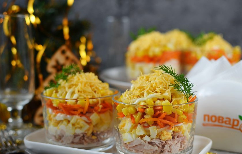 1. Этап. Новогодний слоеный салат: Подавайте салат свежеприготовленным. С наступающим Новым годом!
