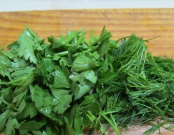 1. Этап. Борщ зеленый со щавелем: Помоем и нарежем зелень.